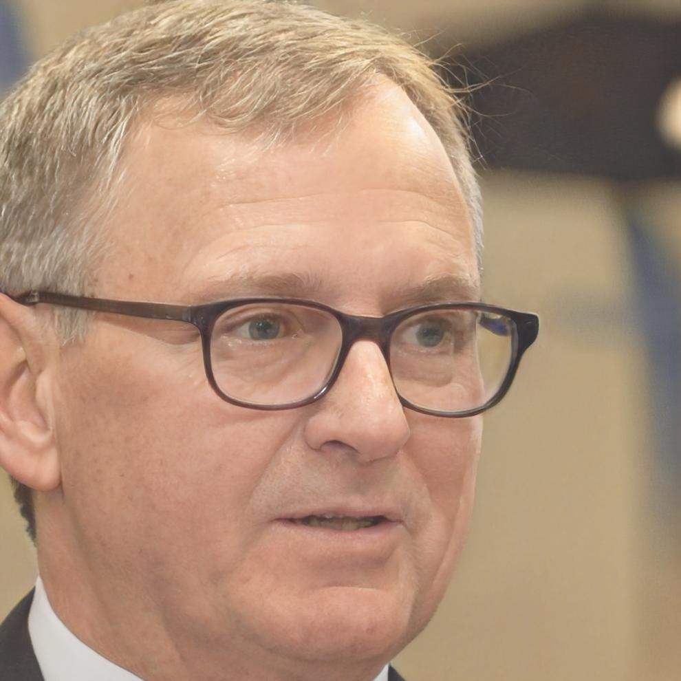 Aduntham Praphat analyzing technical chart patterns